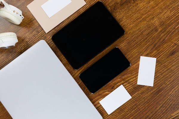 Adresser une enveloppe postale en plastique : guide complet et astuces